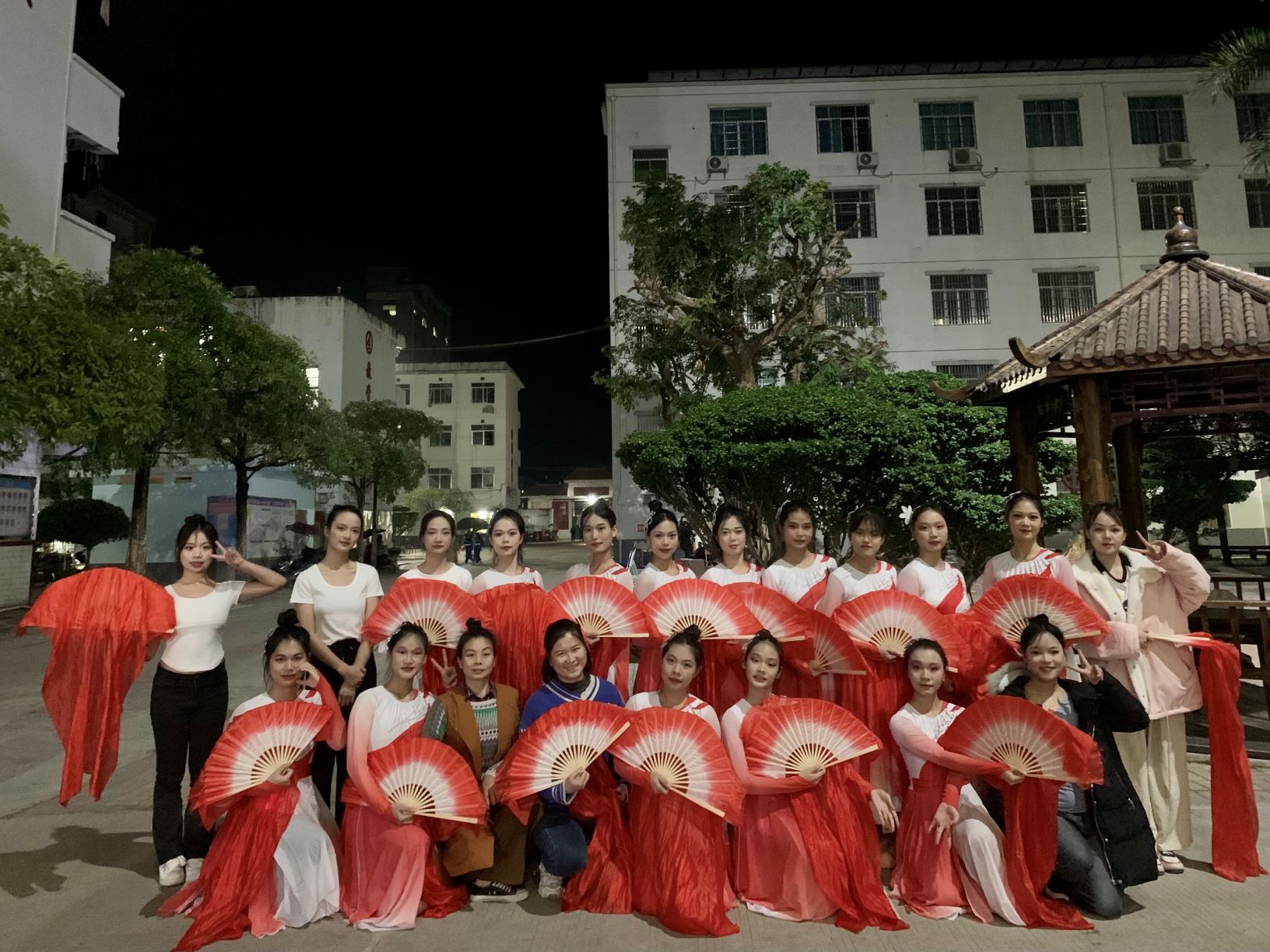 米兰online(中国)到木乐一中绘画展示、参与晚会表演