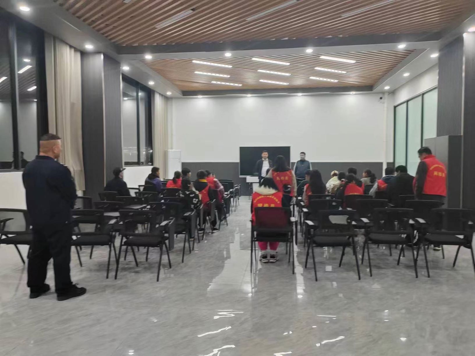 西山镇派出所的同志到我校进行防诈骗工作宣传 丨 米兰online(中国)