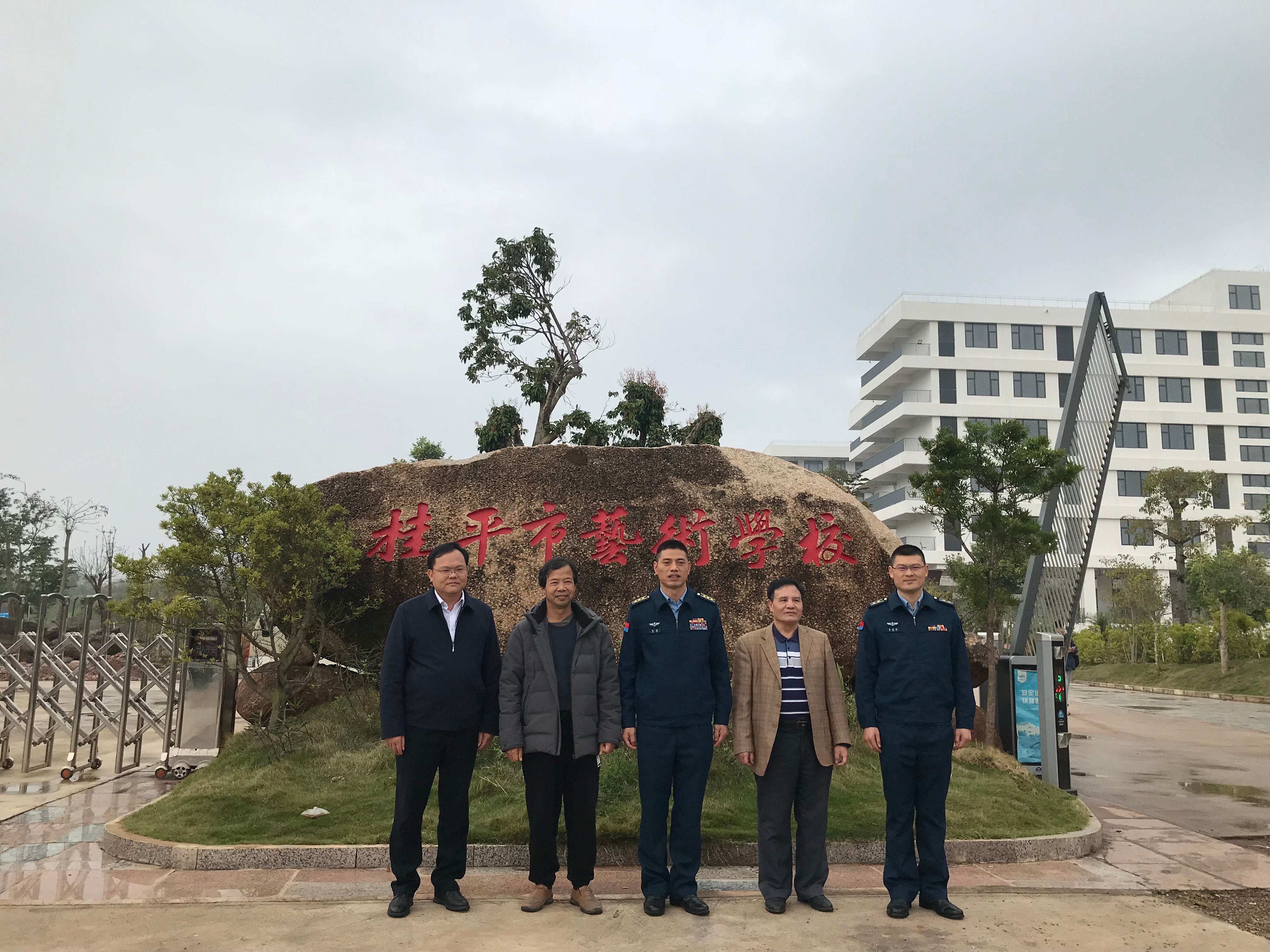 部队首长到我校指导工作丨 米兰online(中国)  丨一方水土养育一代人。军民鱼水情，让我们的家园充满阳光、充满生机、充满希望！